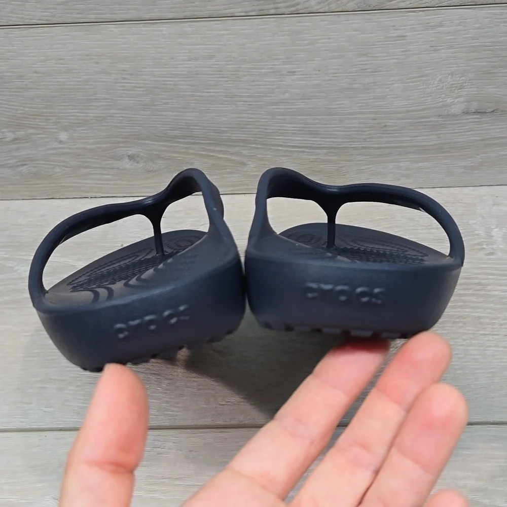 Crocs Women Outdoor Thong Flats rubber sandals shoes sz 8